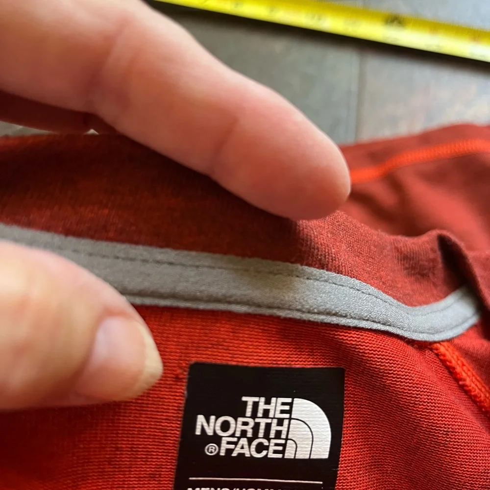 Men’s The North Face crew long sleeve pull over flash dry burnt orange. Medium